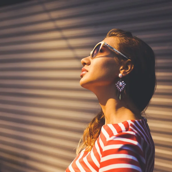 Menina bonita posando em óculos de sol — Fotografia de Stock