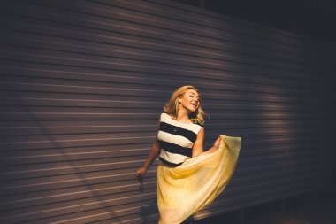 güzel sarışın kız poz