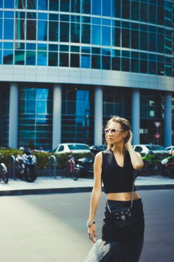 Şehir sokak poz güzel genç kız