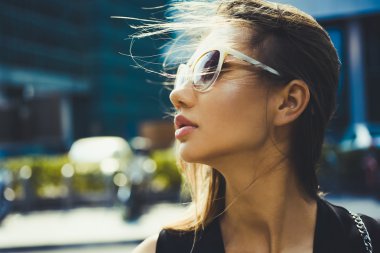 Şehir sokak poz güzel genç kız