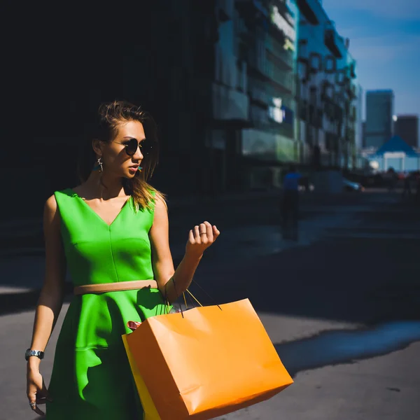 Beautiful young girl posing on city street — Stock Photo, Image