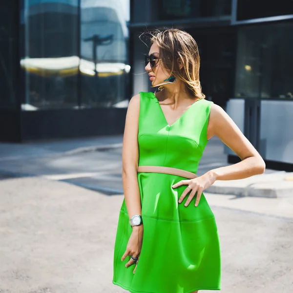 Beautiful young girl posing on city street — Stock Photo, Image