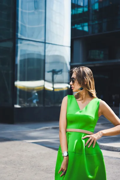 Beautiful young girl posing on city street — Stock Photo, Image