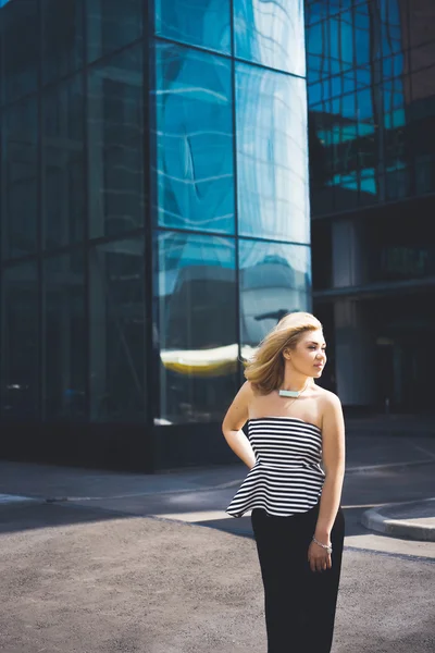 Beautiful young blonde girl posing on city street — Stock Photo, Image