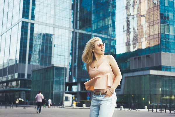 Beautiful young blonde girl posing on city street — Stock Photo, Image