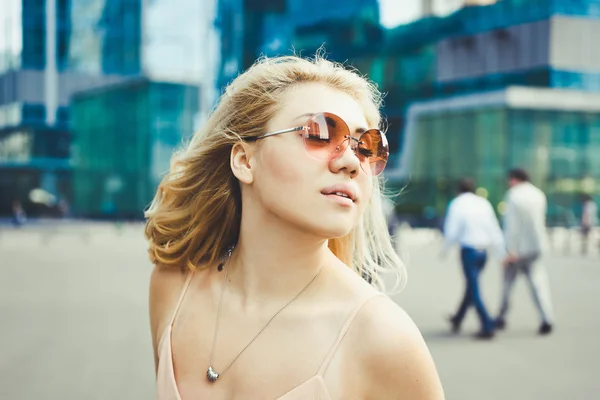 Menina loira bonita posando na rua da cidade — Fotografia de Stock