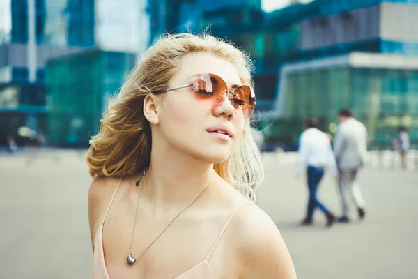 Schöne junge blonde Mädchen posiert auf der Straße der Stadt — Stockfoto