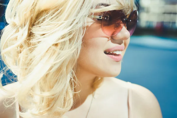 Menina loira bonita posando na rua da cidade — Fotografia de Stock