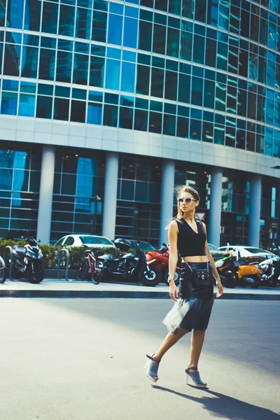 Vacker ung flicka poserar på ort gata — Stockfoto