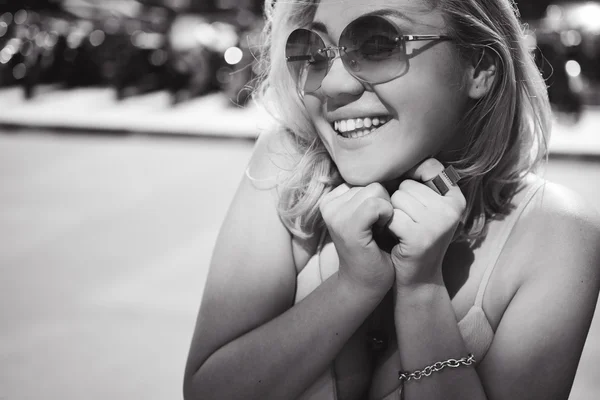 Menina loira bonita posando na rua da cidade — Fotografia de Stock