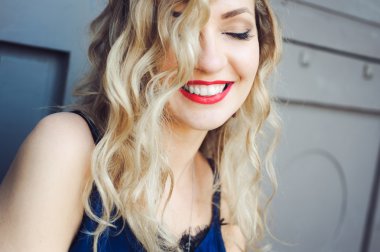 yakın çekim güzel bir genç sarışın kız portresi 