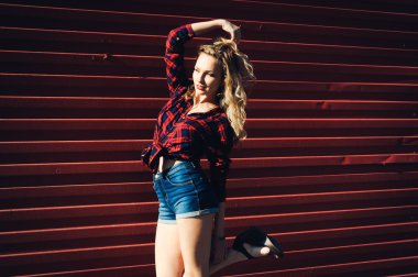  gülümseyen ve poz güzel parlak kız