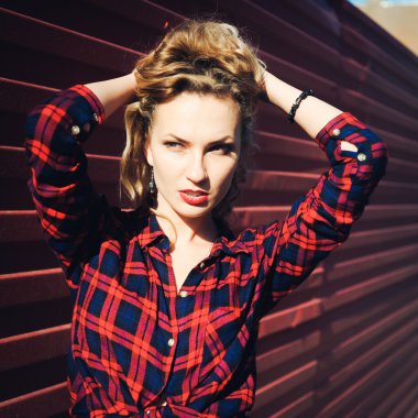  gülümseyen ve poz güzel parlak kız