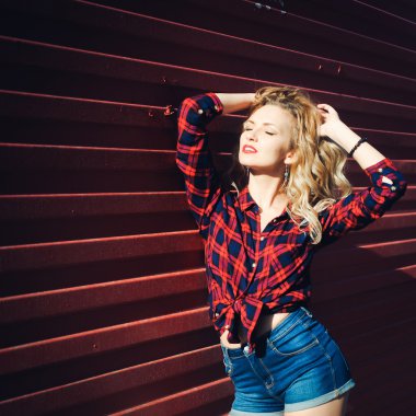  gülümseyen ve poz güzel parlak kız