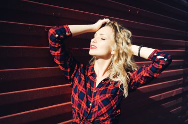  gülümseyen ve poz güzel parlak kız