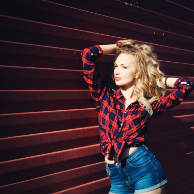  gülümseyen ve poz güzel parlak kız