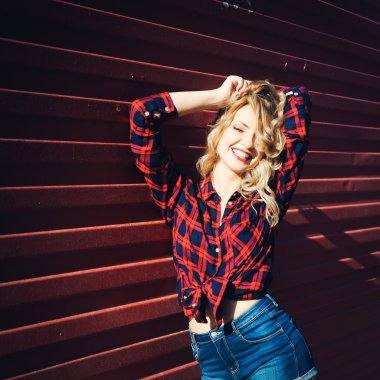 güzel genç sarışın kız poz