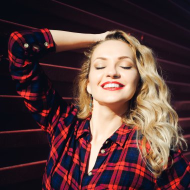 güzel genç sarışın kız poz