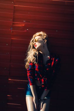 güzel genç sarışın kız poz