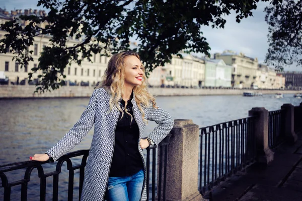  bir şekilde gülerek poz genç güzel sarışın kız  