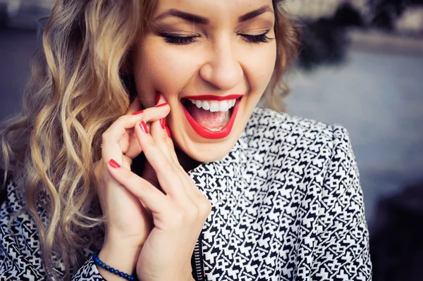 Mooie blonde meisje lachen en poseren — Stockfoto