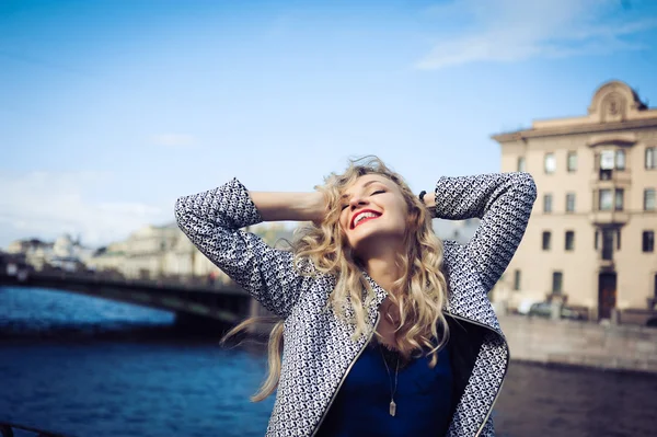 Jong meisje hipster mooie blonde met rode lippen lachen en poseren — Stockfoto