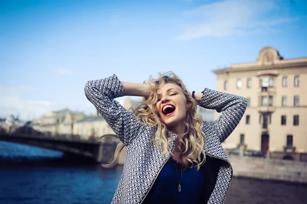 Mladá dívka bokovky krásná blondýna s červenými rty směje a pózování — Stock fotografie