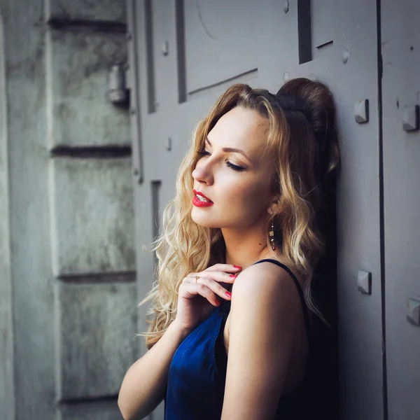 Närbild porträtt av en vacker ung blond flicka — Stockfoto