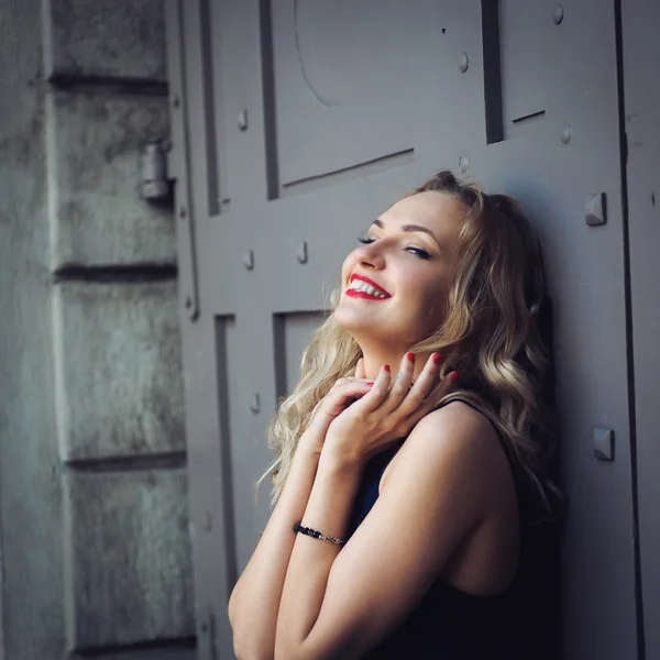 Close-up portret van een mooie jonge blonde meisje — Stockfoto