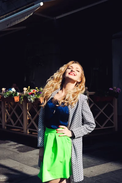 Belle blonde riant et posant dans le contexte de la ville — Photo