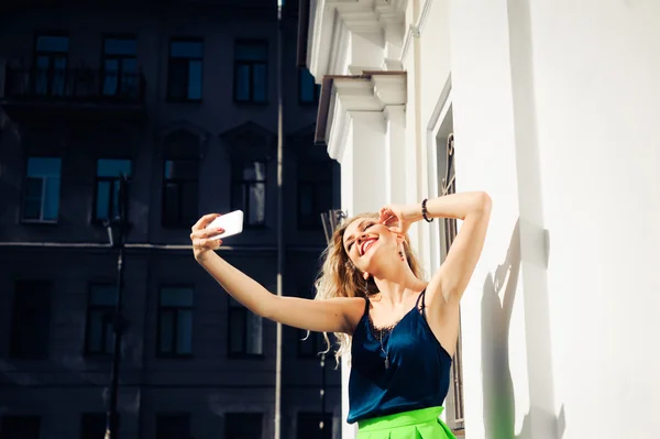 Vacker ung flicka att göra selfie — Stockfoto