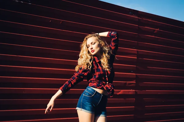  gülümseyen ve poz güzel parlak kız