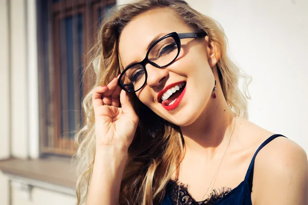 Close-up portrait of a young sexy girl in glasses — Stock fotografie