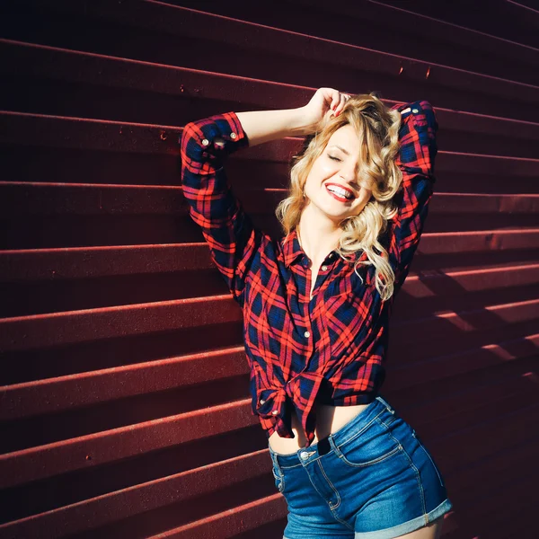 Bela menina brilhante sorrindo e posando — Fotografia de Stock