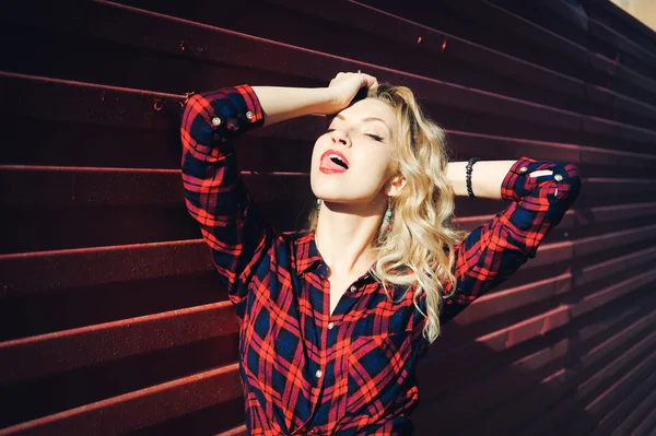 güzel genç sarışın kız poz