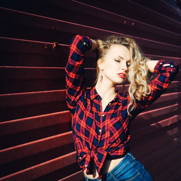 güzel genç sarışın kız poz