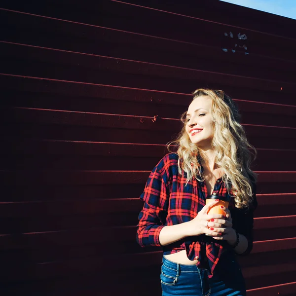 güzel genç sarışın kız poz