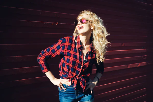 güzel genç sarışın kız poz