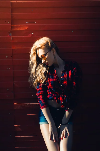Vacker ung blond flicka poserar — Stockfoto