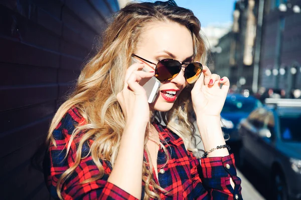 Portret van een meisje close-up van een mooie jonge sexy blonde met smartphone — Stockfoto