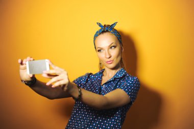 Güzel genç kız selfie yapma