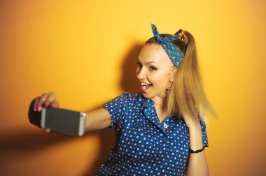 Güzel genç kız selfie yapma