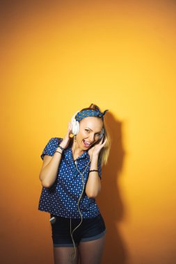 güzel sarışın kız poz 