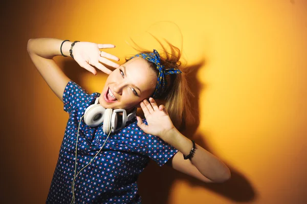 Beautiful blonde girl posing — Stock Photo, Image