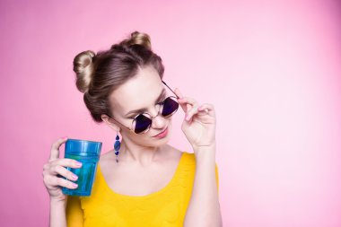 güzel bir genç sarışın kız portresi 