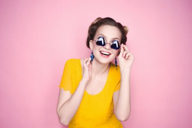 gülümseyen ve poz veren güzel bir genç kızın yakın çekim portresi