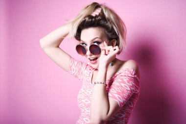 genç güzel sarışın kadın portresi 