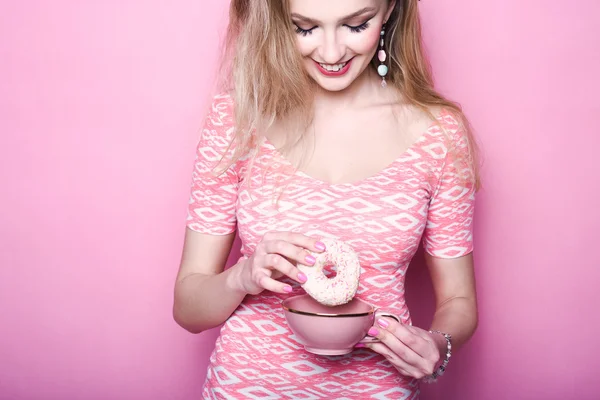 Young girl eat sweet donut — Stok fotoğraf