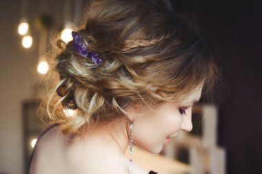 güzel bir genç kız arkasından yakın çekim portre 