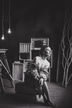 Siyah ve beyaz fotoğraf genç güzel sarışın kız